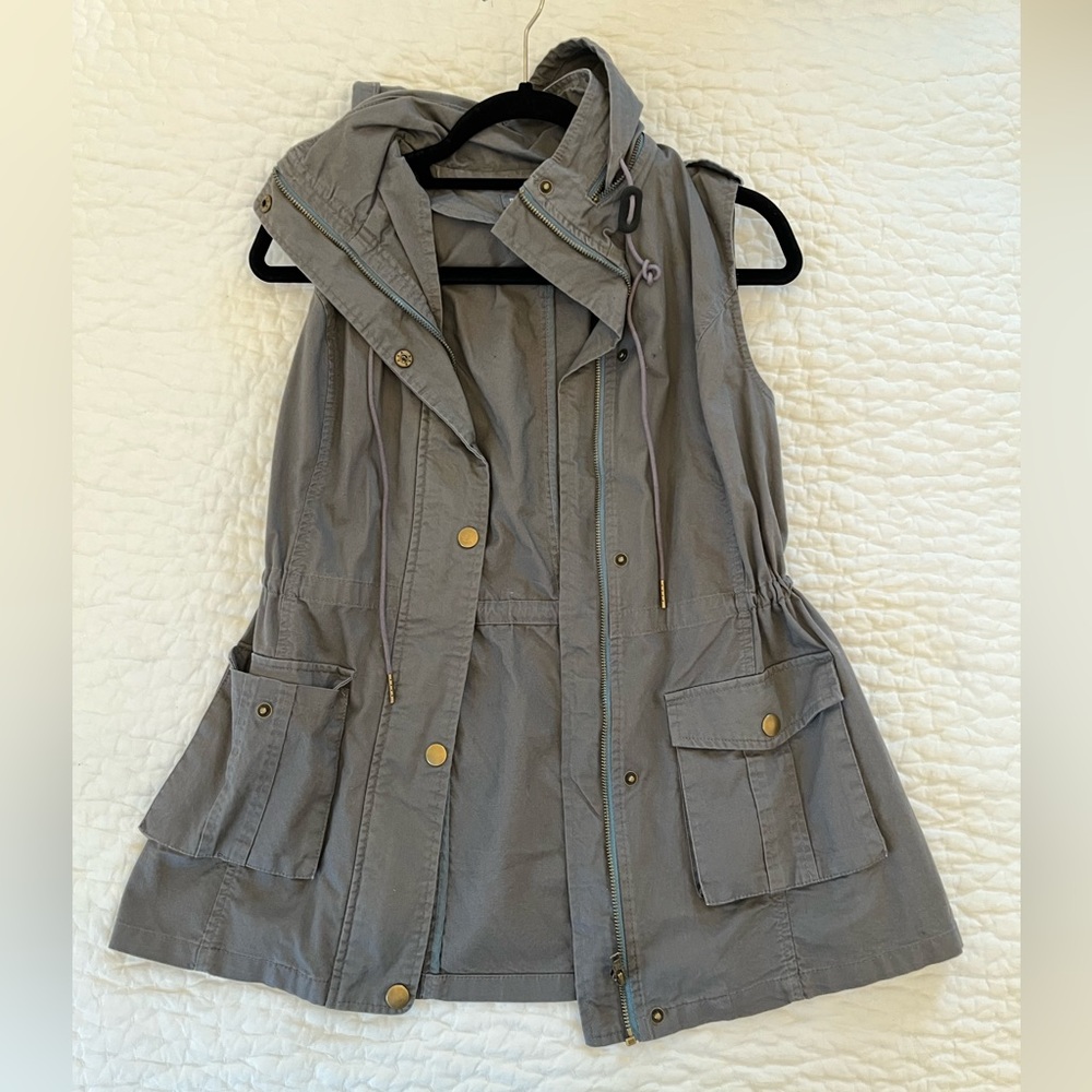 Hooded vest with pockets